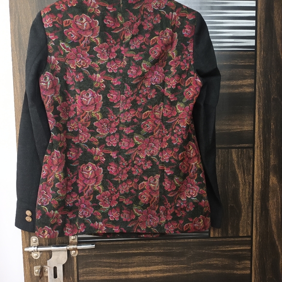 Branded partywear high quality blazer..... - Picture 7 of 10